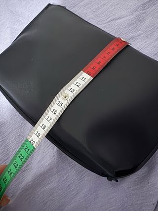 Bolso negro con neceser