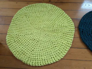 Alfombra artesanal verde 59cm + regalo la pequeña