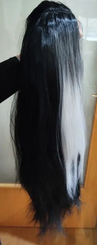 Peluca larga lace front negra con mechón blanco