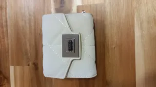 Mochila Parfois blanca y marrón y monedero a juego