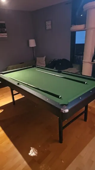 Mesa de billar con bolas y tacos