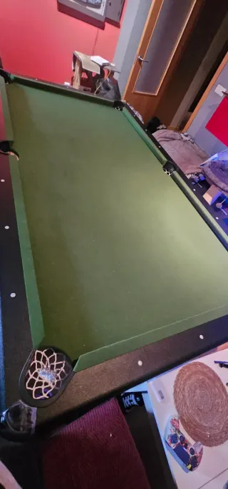 Mesa de billar con bolas y tacos