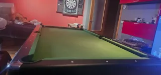 Mesa de billar con bolas y tacos