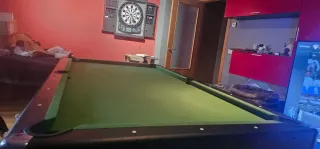 Mesa de billar con bolas y tacos