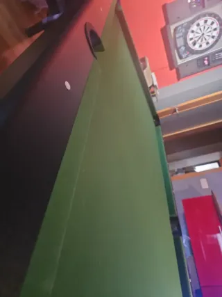 Mesa de billar con bolas y tacos