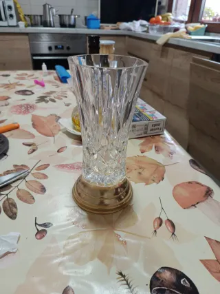 Jarrón cristal tallado base dorada