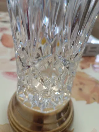 Jarrón cristal tallado base dorada