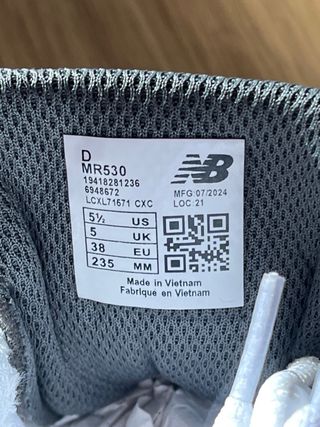 Zapatillas New Balance grises y blancas