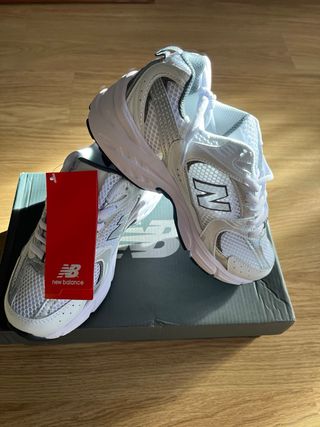 Zapatillas New Balance grises y blancas