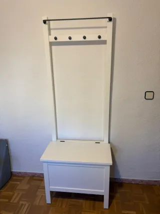 Mueble blanco entrada/baño con perchero