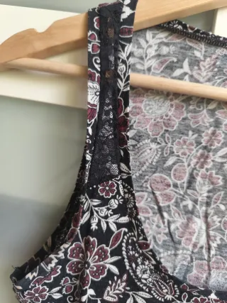 Camiseta floral con encaje