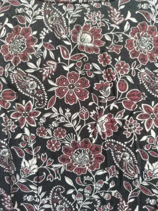 Camiseta floral con encaje