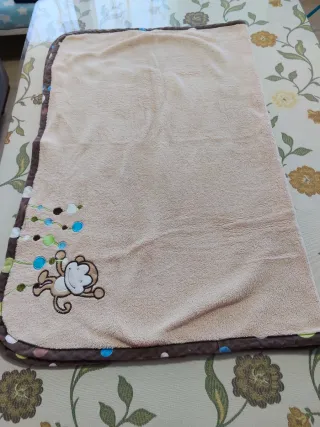 2 mantitas y 2 tocas de bebé.