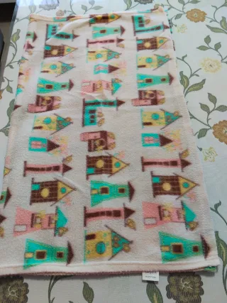 2 mantitas y 2 tocas de bebé.