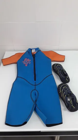 Traje neopreno niño y zapatillas de agua