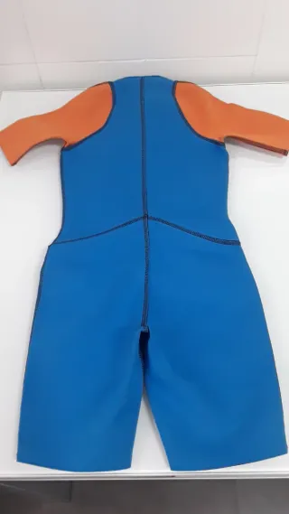Traje neopreno niño y zapatillas de agua