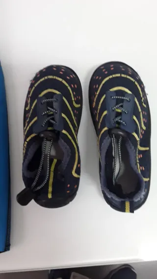 Traje neopreno niño y zapatillas de agua