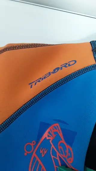 Traje neopreno niño y zapatillas de agua