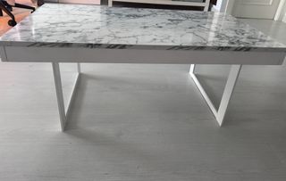 Mesa elevable efecto mármol