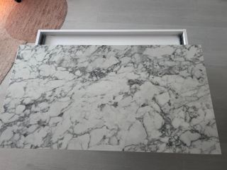 Mesa elevable efecto mármol