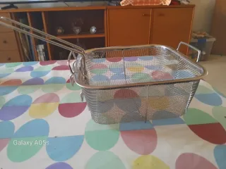Freidora de sartén con cesta metalica