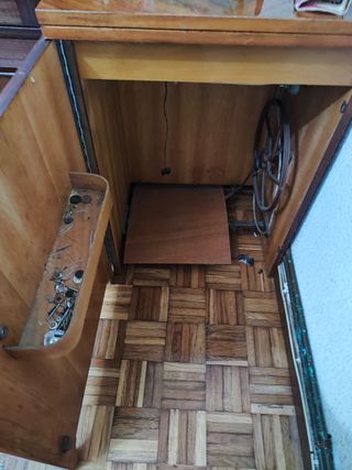 Máquina de coser SIGMA antigua con mueble vintage