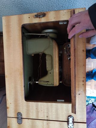 Máquina de coser SIGMA antigua con mueble vintage