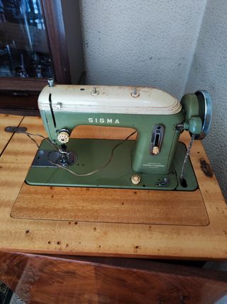 Máquina de coser SIGMA antigua con mueble vintage