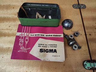 Máquina de coser SIGMA antigua con mueble vintage