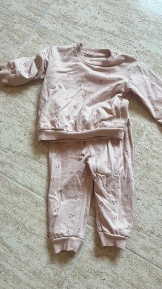 Conjunto chándal niña estampado cerezas