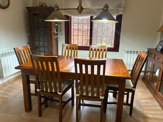 Mesa de madera con 6 sillas