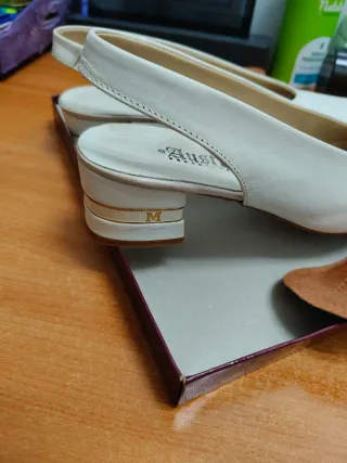 Zapatos de tacón blancos y dorados