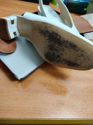 Zapatos de tacón blancos y dorados