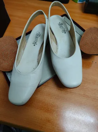Zapatos de tacón blancos y dorados
