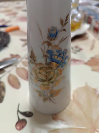 Jarrón de porcelana blanco y dorado