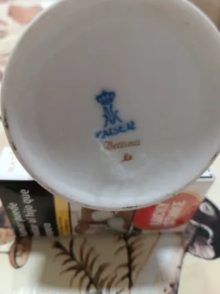 Jarrón de porcelana blanco y dorado