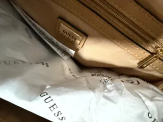 Bolso Guess Beige y Dorado