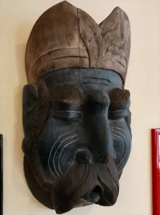 Vecchia maschera in legno blu