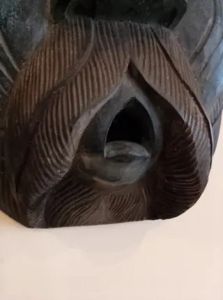 Vecchia maschera in legno blu