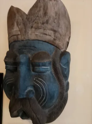 Vecchia maschera in legno blu