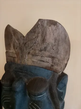 Vecchia maschera in legno blu