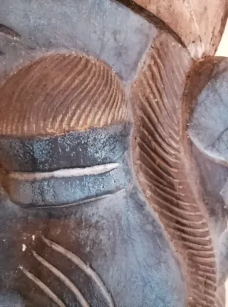 Vecchia maschera in legno blu