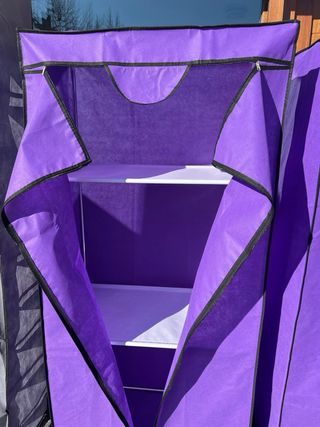 Armarios de tela grises y morados