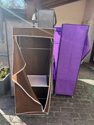 Armarios de tela grises y morados