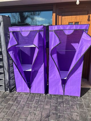 Armarios de tela grises y morados