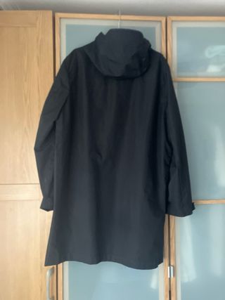 Chubasquero - cortavientos negro con capucha