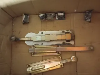 Cerraduras de puerta doradas