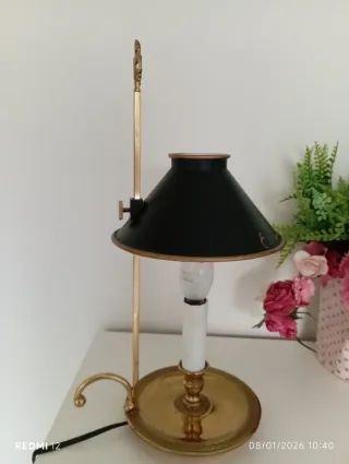 Lámpara de mesa dorada y negra