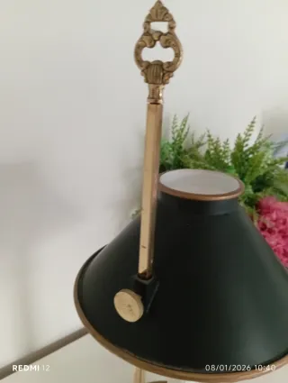 Lámpara de mesa dorada y negra