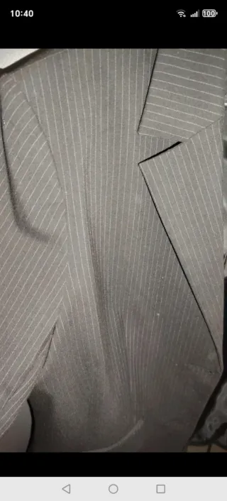 Americana gris con rayas finas